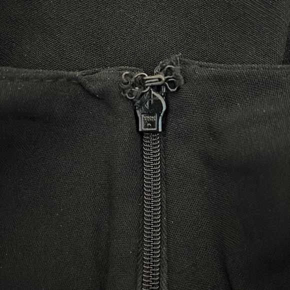 Banana Republic black lined stretch skirt, size 2, side zipper, slit in back - Picture 10 of 10